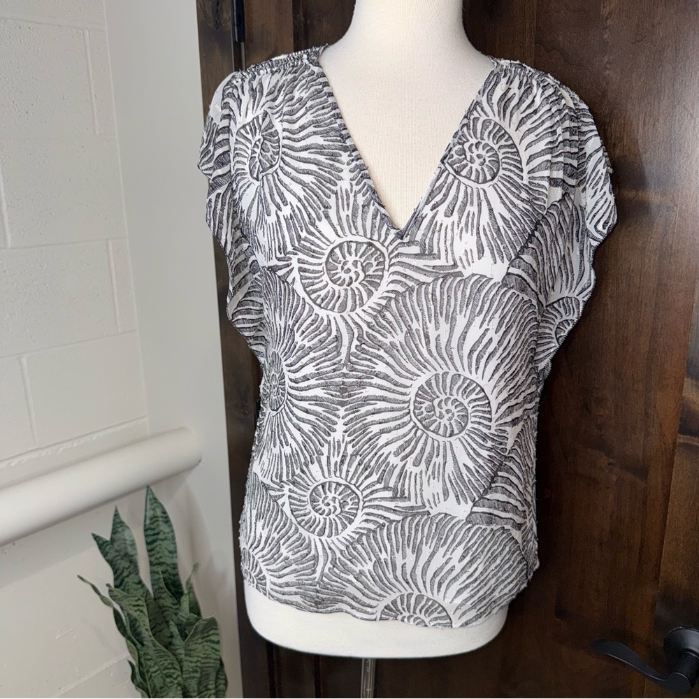 White House Black Market nautical Shell Print Blouse Size XS W/ metallic Shimmer - Picture 3 of 12